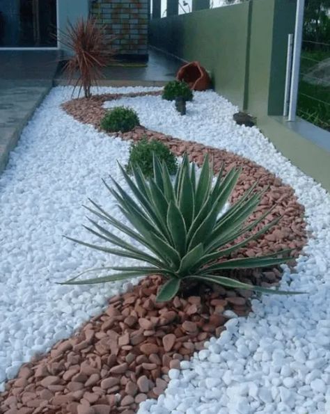 ▷ Más de 20 fotos de JARDINES CON PIEDRAS 🎍【 IDEAS para DECORAR JARDINES】 Ideas Para Decorar Jardines, Pebble Landscaping, Small Flower Gardens, Pebble Garden, Side Yard Landscaping, Small Front Yard Landscaping, Tiered Garden, Front Yard Garden Design, Gravel Garden