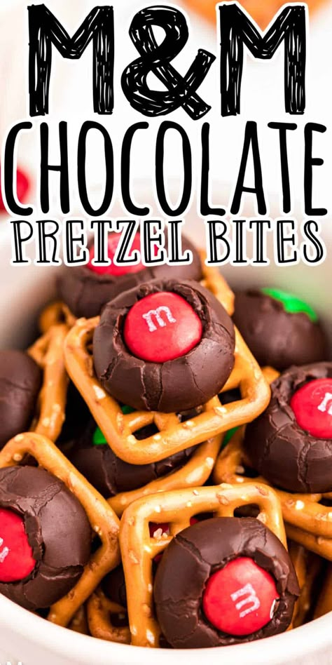 Holiday Pretzel Treats, Chocolate Pretzels Christmas, Chocolate Pretzels Recipe, Pretzel Chocolate Bites, Thanksgiving Chocolates, Christmas Pretzels, Pretzel Treats, Easy Treat, Holiday Chocolate