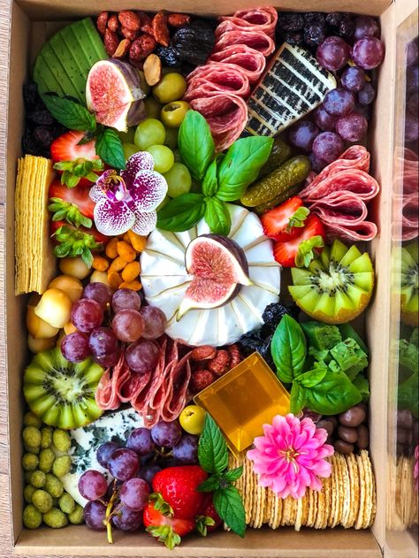 Charcuterie Box, Charcuterie Gifts, Gourmet Appetizers, Christmas Platter, Party Food Buffet, Charcuterie Inspiration, Charcuterie Platter, Charcuterie And Cheese Board, Charcuterie Recipes