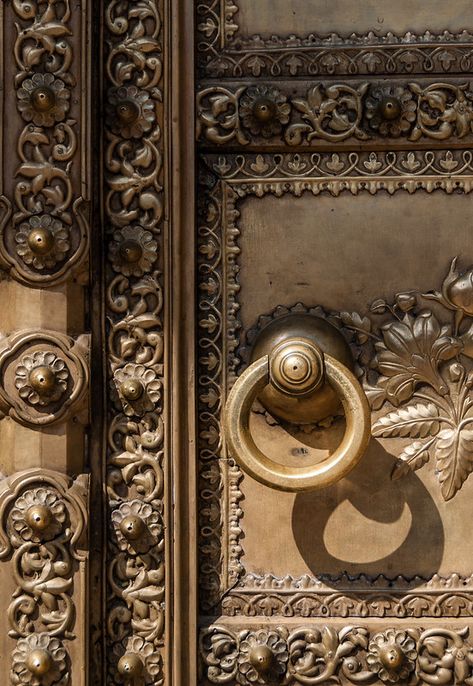 Front Door Ideas, Door Knobs And Knockers, Indian Doors, Vintage Doors, Door Detail, Door Designs, Antique Doors, Indian Architecture, Wooden Door Hangers