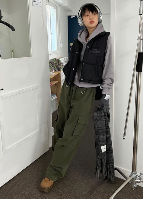 Jacket Vest Outfits For Women, Baggy Vest Outfit, Cargo Vest Outfits For Women, Vest Hoodie Outfit, Korea Fashion Winter, Korean Streetwear Fashion Women, Street Fashion Korea, Street Fashion Japan, Street Wear Korean