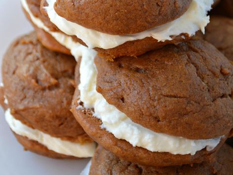 Cake Mix Whoopie Pies, Pumpkin Whoopie Pie, Cake Whoopie Pies, Whoopi Pies, Whoopie Pie Recipe, Pumpkin Whoopie Pies, Apple Spice Cake, Moon Pies, Cake Mix Desserts