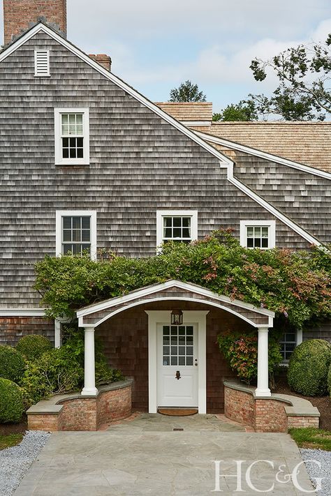 A Closer Look at the 2022 Hampton Designer Showhouse’s Coastal Moderne Kitchen - Cottages & Gardens Pearlescent Tiles, Hampton Kitchens, Hamptons Houses, Hamptons Farmhouse, Hamptons Cottage, Coastal Country, Built In Refrigerator, Coastal Modern, American House