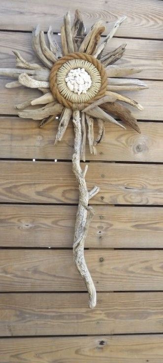 Driftwood Garden Ideas, Painting Driftwood, Craft Sunflower, Beach Themed Art, Driftwood Art Sculpture, Seashell Artwork, Natural Wood Decor, Wood Yard Art, Driftwood Diy