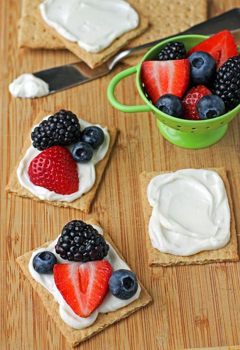 These 4-ingredient Mini Fruit Pizzas are an easy, tasty dessert you can make in minutes! I swapped out the traditional sugar cookie base for graham crackers making these lighter and quicker to put together. Plus, everyone in your family can pick their fruits and decorate their own! Just 70 calories or 3 WW SmartPoints each on all 3 color plans, OR you can have two fruit pizza squares for just 5 SP! Fruit Pizza Crackers, Individual Fruit Pizza, Pizza Squares, Lite Snacks, Dessert Pizzas, Fruit Pizzas, Pecan Pie Bites, Emily Bites, Mini Fruit Pizzas