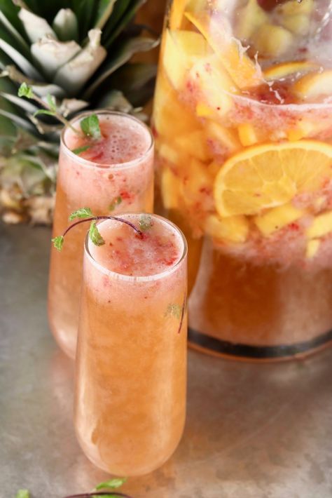 Sparkling Wine Drinks, Champagne Punch Recipes, Vacation Recipes, Wine Punch, Easy Cocktail Recipes, Yummy Appetizers Parties, Sparkling Wine Cocktails, Pitcher Cocktails, New Years Cocktails