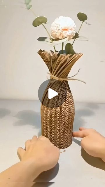 Best From Waste Ideas, Cardboard Vase, Creative Vase, Ecofriendly Crafts, Upcycled Decor, Vase Making, Abstract Art Decor, Eco Art, Diy Home Projects