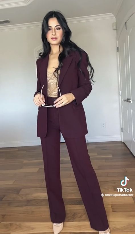 University Graduation Outfit Classy, Graduation Suits For Women, Outfit Ideas University, Suits For Women Prom, Cute Graduation Outfits, University Graduation Outfit, Graduation Outfit Ideas University, Grad Makeup, Burgundy Outfits