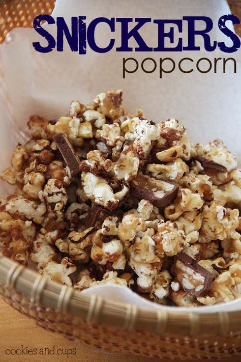 Snickers Popcorn Recipe!!! (30 minutes) Snickers Popcorn, Dessert Aux Fruits, Flavored Popcorn, Gourmet Popcorn, Popcorn Recipes, Fruit Dip, Super Bowl Food, Yummy Sweets, Snack Mix