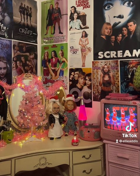 Early 2000s Bedroom Aesthetic, Bedroom Aesthetic Y2k, 2000s Room Aesthetic, Y2k Bedroom Decor, 2000s Bedroom Aesthetic, Horror Room Ideas, 2000s Room Decor, Christmas Bedroom Decorations, Trashy Y2k Bedroom