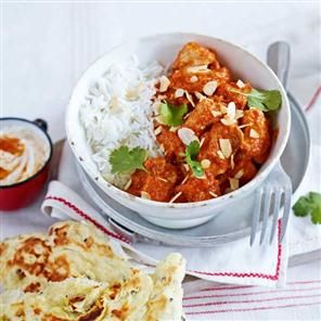 Pork madras with peshwari naan and mango yogurt Recipe | delicious. Magazine free recipes Madras Curry Recipe, Peshwari Naan, Madras Recipes, Mango Yogurt, Pork Curry, Madras Curry, Mango Chutney, Delicious Magazine, Easy Pork