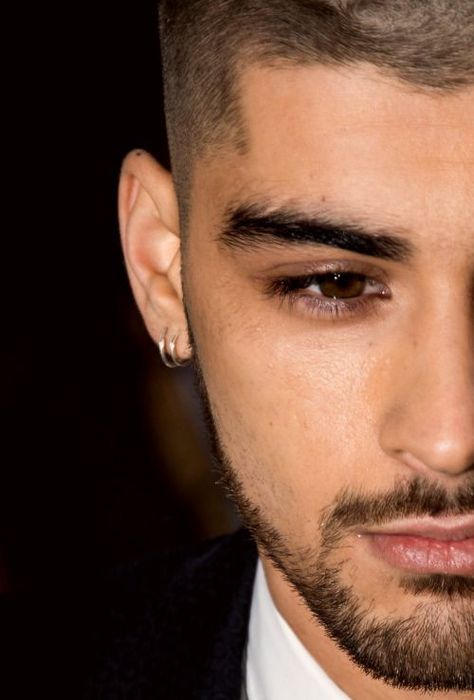 Guys Ear Piercings, Zayn Malik Hairstyle, Men's Piercings, Zayn Malik Style, Double Ear Piercings, Zayn Malik Photos, Zayn Malik Pics, Handsome Arab Men, Daith Piercing