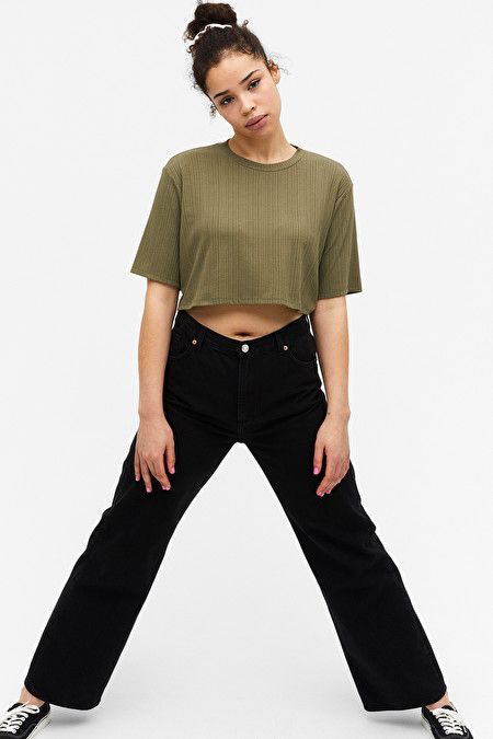 Olive Green Crop Top Outfit, Green Tee Outfit, Green Crop Top Outfit, Team Photoshoot, Crop Top Outfit, Low Rise Trousers, Olive Green Top, Green Crop Top, Green Tee