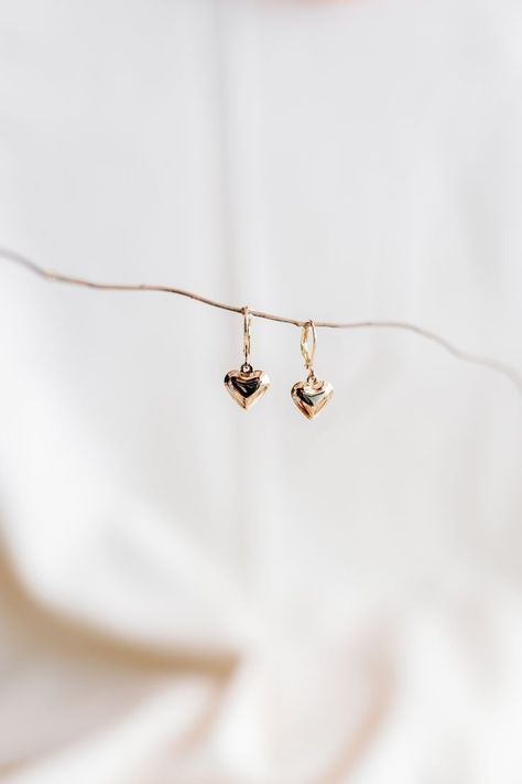 Earings Photos, Earrings Product Photography, Photograph Earrings, Jewelry Product Shots Ideas, Earring Photography Ideas, Earrings Photography Ideas, Jewellery Photography Ideas, Earring Photography, Earrings Photography