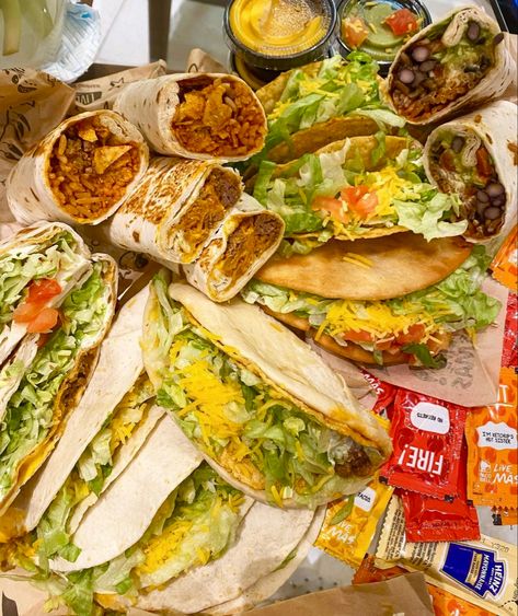 Taco Bell Astetic, Taco Bell Aesthetic Food, Taco Bell Photoshoot, Aesthetic Burrito, Taco Bell Aesthetic, Taco Aesthetic, Taco Bell Tacos, Taco Bell Food, Preppy Island