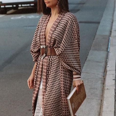 Kimono Blouse Outfit, Modern Kimono Fashion Outfits, Kimono Jacket Outfit, Japanese Kimono Outfit, Long Kimono Outfit, Modern Kimono Fashion, Kimono Street Style, How To Style A Kimono, How To Wear Kimono