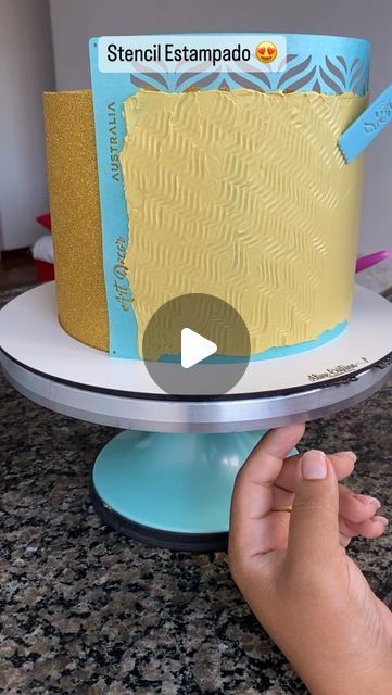 Aline Cristina | Bolo, Doces e Curso de Chantininho em Salvador on Instagram: "Muito ouro para d. Maria! Inshalá! ✨✨ . . . 📌 Topo: @bigpliniopersonalizados  📌 Glitter: ouro laser @angeldocesonho  📌 Corante:  amarelo e marrom @angeldocesonho 📌 Pó para decoração: dourado @angeldocesonho  📌 Stencil: Austrália @poartdecor  📌 Cakeboard: @geativadecor  . .  📲 Orçamentos e encomendas através do WhatsApp: (71) 99187-8060.  . . . #cake #instacake #bolodechantininho #confeitaria #confeitariaartesanal #arteemchantininho #chantininho #chantininhooficial #boloemsalvador #chantininhosalvador #confeiteiraemsalvador #alinecristinacakesssa #cakedesigner #aquitemamelia #bolodourado #bolocomstencil #stencilcake #cakegold" Stencil Cake, Golden Cake, Cake Stencil, Gold Cake, Cake Decorating Techniques, May 7, Gold Metal, Cake Decorating, Glitter