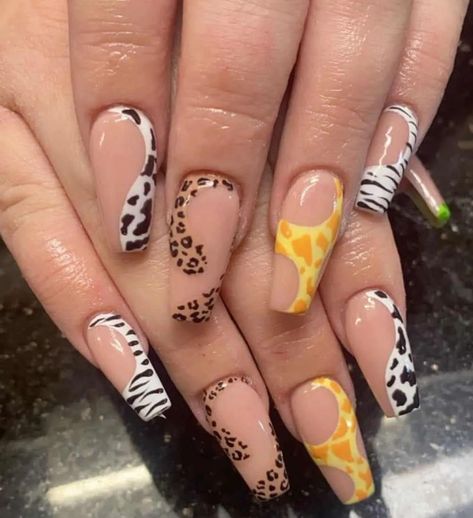 Animal Print Nail Designs, Uñas Animal Print, Leopard Print Nail Art, Leopard Nail Designs, Leopard Print Nail, Maquillage Yeux Cut Crease, Zebra Print Nails, Print Nail Art, Cheetah Nail Designs