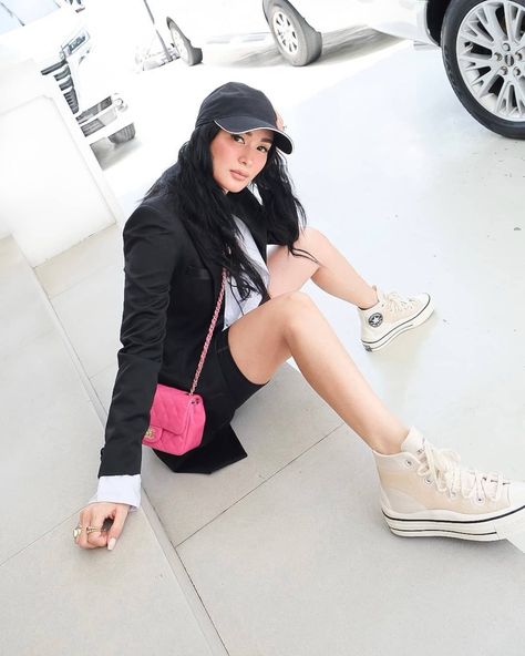 Pink Sling Bag, Heart Evangelista Style, Heart Evangelista, Kim Jones, White Chic, White Converse, Sneaker Collection, Sling Bag, Converse Sneaker