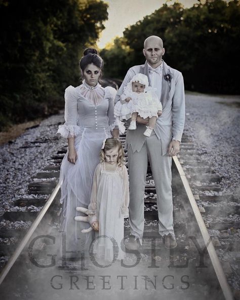 Costume Halloween Famille, Halloween Costumes With Baby, Costumes With Baby, Family Halloween Costumes With Baby, Halloween Costumes Family, Creepy Halloween Costumes, Horror Halloween Costumes, Halloween Parejas, Scary Kids