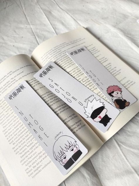 What To Draw On A Bookmark, Aesthetic Anime Bookmarks, Easy Cute Bookmarks Diy, Bookmark Jujutsu Kaisen, Book Mark Easy Ideas, Bookmark Anime Art, Anime Related Gifts, How To Make Bookmarks Aesthetic, Anime Bookmarks Drawings