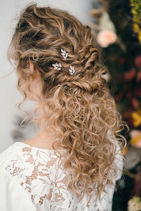 This bridal hairdo is perfect for brides with curly hair. I’m passionate about this style for bridal portraits. Keep it to your curly hair collection. Natural Curly Hair Wedding Styles With Veil, Wedding Veils Curly Hair, Natural Curly Wedding Hair, Curly Hair Wedding Veil, Veil Curly Hair, Messy Braid With Flowers, Wedding Hairstyles Curly Hair, Naturally Curly Bridal Hair With Veil, Bridal Hair Veil