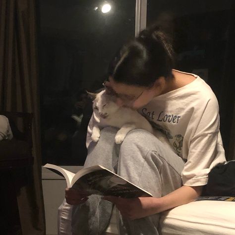 #cats #books #reading #kitty #aesthetic #pinterest #tiktok Book Person Aesthetic, Reading With Cat Aesthetic, Person Reading Aesthetic, Having A Cat Aesthetic, Study With Cat, Cat Reading Book Aesthetic, Cats Vision Board, Owning A Cat Aesthetic, Reading Romanticized