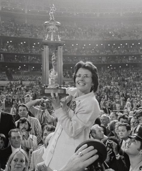 Bobby Riggs, Trophy Art, Jackie Joyner Kersee, Billy Jean, Tennis Champion, Billie Jean, Billie Jean King, Glamour Magazine, Tennis Match