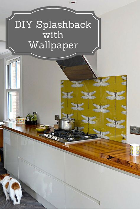 Create a unique and stylish designer DIY splashback with wallpaper. Step by step guide. Wallpaper Backsplash Kitchen, Wallpaper Backsplash, Diy Wand, With Wallpaper, Marble Backsplash, Kitchen Splashback, Diy Wallpaper, Kitchen Wallpaper, Simple Decor