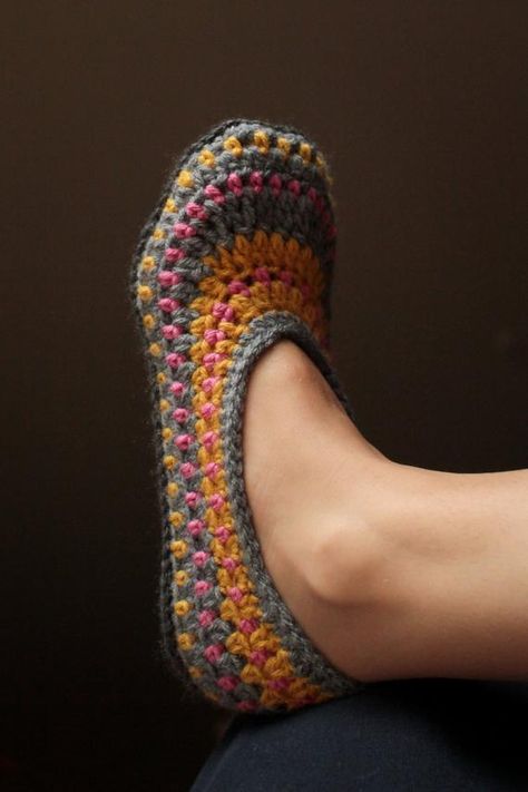 Easy Crochet Slippers For Beginners, Funky Crochet, Crochet Slipper Boots, Crochet Poppy, Easy Crochet Slippers, Slipper Pattern, Crochet Slipper, Diy Sy, Crochet Slippers Free Pattern