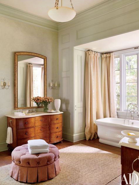 Blackberry Farm Tennessee, Decorating With Antique Furniture, Feminine Bathroom, Blackberry Farm, Blackberry Farms, Suzanne Kasler, Hickory Chair, Home Luxury, House Beds