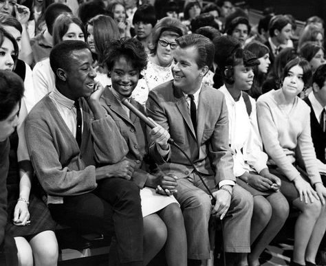 American Bandstand! What can I say. 1960's kids here. Black Music Artists, American Bandstand, Classic Rock And Roll, Little Shop Of Horrors, Wonder Years, List Of Artists, Black Music, Music Performance, Hollywood Celebrities