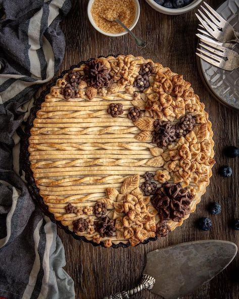 Creative Baker Designs Incredible Pies for Thanksgiving Thanksgiving Pie Crust, Creative Pie Crust, Pie Inspiration, Creative Pies, Baking Design, Pie Designs, Turkey Pie, Pie Crust Designs, Caramel Pie