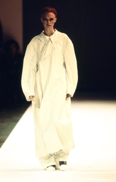 Comme des Garçons Spring 1994 Ready-to-Wear Collection | Vogue Comme Des Garcons Runway, Japanese Minimalist Fashion, Outfits New York, Japanese Fashion Designers, Kei Ninomiya, Japanese Clothes, All Black Fashion, Dope Fits, Rei Kawakubo