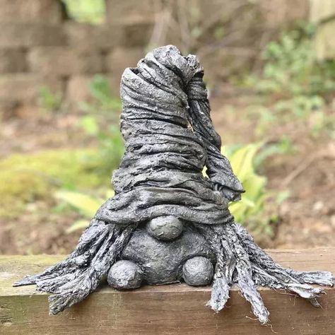 Cute garden ornament decoration for your front lawn or backyard. Learn how to make a concrete gnome garden on a budget. Garden Gnome Painting, Gnome Step By Step, Gnome Painting, Concrete Garden Ornaments, Garden Decoration Ideas, Concrete Diy Projects, Garden Decor Ideas, Diy Concrete, Concrete Crafts