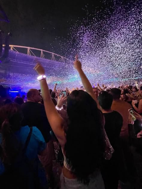 Coldplay Show, Coldplay Concert Outfit, Japanese Nail Design, Concert Vibes, Coldplay Concert, Vision Boarding, Dream Woman, Japanese Nail, Concert Aesthetic