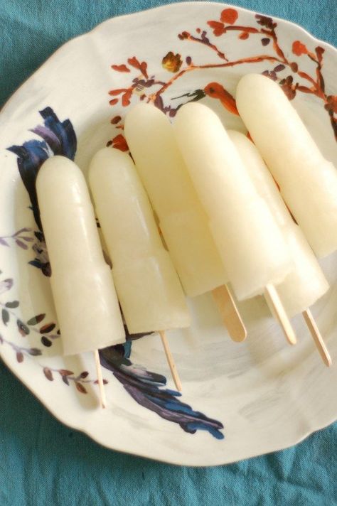 Lime popsicles. Perfect for the hottest summer days. From Blossom to Stem. Because Delicious www.blossomtostem.net Lime Popsicles, Food Rice, Homemade Popsicles, Cold Treats, Cold Desserts, Ice Cream Popsicles, Popsicle Recipes, Ice Pops, Summer Treats