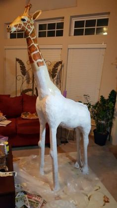 Paper Mache Giraffe, Paper Mache Recipe, Newspaper Paper, Paper Mache Projects, Paper Mache Animals, Paper Mache Clay, Mache Art, Round Balloons, Paper Mache Sculpture