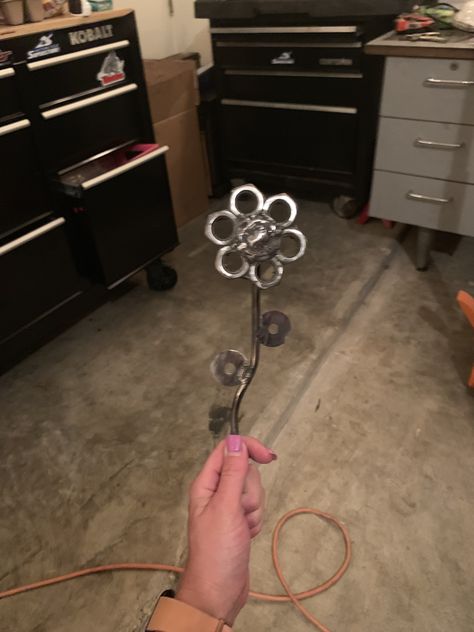 My boyfriend welded a flower out of nuts, washers and a steel rod. We primered it and will paint it. I will post a final picture Welded Gift Ideas, Metal Projects For Girlfriend, Things To Weld For Your Girlfriend, Welded Gifts For Girlfriend, Welded Flowers, Welding Gifts, Nuts And Bolt, Diy Gifts For Girlfriend, Welding Crafts