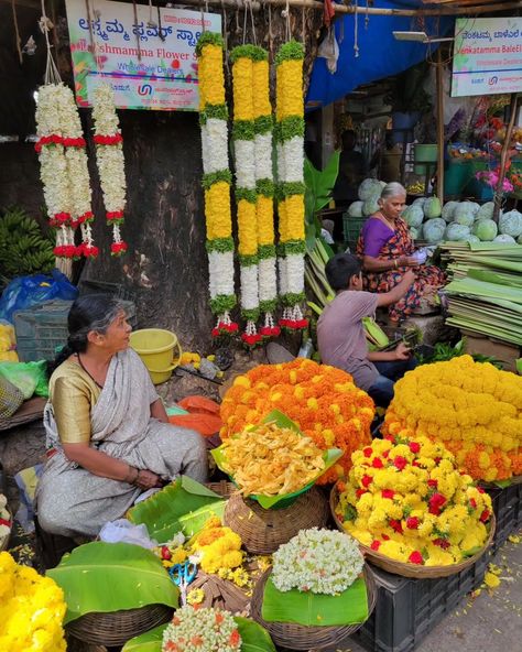 “A few weeks ago, I found myself trying to explain the #flowermarket in India to an American colleague. I plainly attempted to make sense of various sorts of flowers and their different purposes other than just pushing the stemmed flowers into a vase. I hope to show her these photos for a visual delight. #bengaluru visit is never complete without the walk on busy #malleshwaram streets.” -Kalyani @peanut__chutney #flowermarket #bangalore #hoovufinds Bengaluru Aesthetic, Flower Market Photography, Indian Flower Market, Chennai Aesthetic, Bangalore Street, Bangalore Aesthetic, Village Scenery, Peanut Chutney, Street Photography People