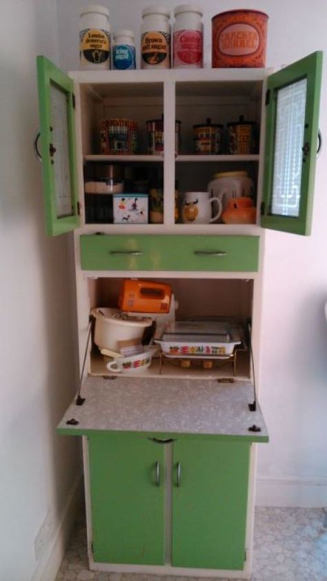 Vintage Kitchen Cabinets 1950s, 1930s Dolls, 1950s Kitchen Cabinets, Scullery Ideas, 1940s Aesthetic, Modern Vintage Kitchen, 1940s House, Modern Vintage Homes, 60s Kitchen