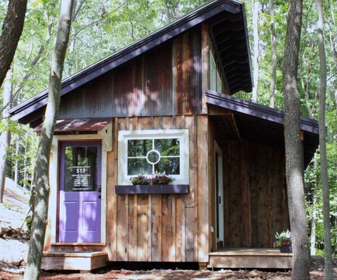 Neat cabin Rustic Tiny House, Tiny House Blog, Tiny House Builders, Tiny Cabins, Cottage Cabin, Country Homes, Tiny House Movement, Tiny House Decor, Small Buildings