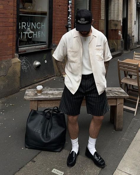 Reece Walker (@reeceawalker) • fotos e vídeos do Instagram Leather Tote Bag Outfit, Tote Bag Outfit, Man Outfit, Bag Outfit, Short Men Fashion, Mens Outfit Inspiration, July 3, Casual Summer Outfits, Modern Fashion