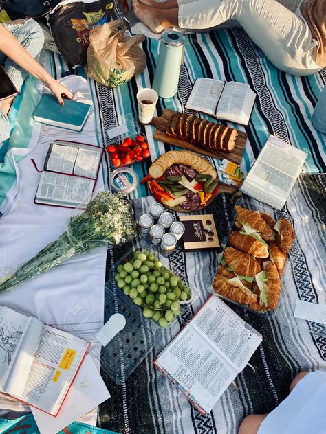 Bible Study Picnic, Study Picnic, Picnic On The Beach, Christian Friendship, Picnic Inspiration, Prayer Group, Bible Study Group, Christian Bible Study, Christian Friends