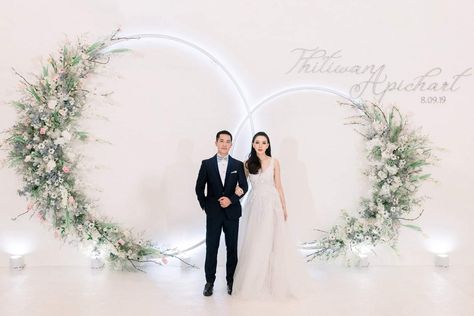 Minimalist Wedding Stage, Minimalist Wedding Decor Receptions, Stage Wedding Decorations, Minimalist Wedding Backdrop, Wedding Backdrop Design Indoor, Minimalist Wedding Decorations, Indoor Wedding Decorations, Rose Gold Wedding Decor, Wedding Stage Backdrop