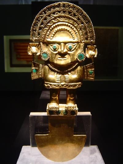 Estatuas de dioses incas.- La representación más famosa era la del dios Sol que se conservaba en el interior del Coricancha, conocida con el nombre de Punchau. Tenía apariencia humana y estaba totalmente hecha de oro. En una cavidad situada en la parte del vientre se conservaban los corazones de los reyes incas, reducidos a polvo. Inca Art, Ancient Egyptian Deities, Inca Tattoo, Gold Museum, Colombian Art, Peruvian Art, Inca Empire, Indigenous Americans, Aztec Art