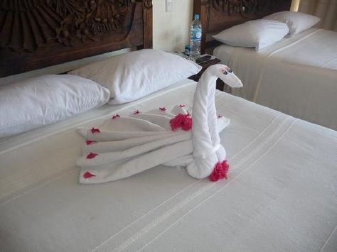 Cute towel design the maids leave on your bed. It will be different every day! Hotel Anniversary, Wedding Night Room Decorations, How To Fold Towels, Painted Rocks Kids, Rock Painting Ideas Easy, Greece Wedding, Luxury Accommodation, Rock Crafts