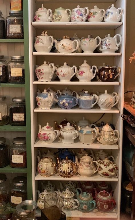 Tea Pot Collection Display, Teapot Display, Tea Display, Tea Station, Cozy Room Decor, Garden Cottage, Cozy Room, Displaying Collections, Art Studios