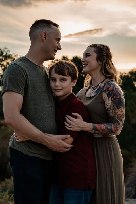 Family Of Three Photoshoot, Rainy Day Photoshoot, Colors Photoshoot, Family Photos Outfits, Family Photoshoot Ideas, Family Photoshoot Poses, Fall Family Portraits, Family Photo Pose, Family Of Three