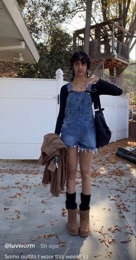 Short Overalls With Long Sleeve Shirt, Overall Shorts Outfit Grunge, Fall Overall Shorts Outfits, Short Overalls Fall Outfit, Overalls And Tights, Short Overalls Outfit Winter, Black Overall Shorts Outfit Summer, Overalls Shorts Outfit Fall, Overall Shorts With Tights